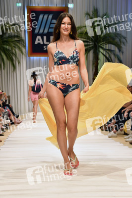 Fashion Show der Damen Beachwear Kollektion 2019 von ALDI Süd in München