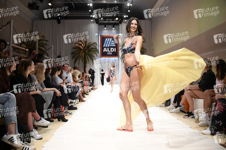 Fashion Show der Damen Beachwear Kollektion 2019 von ALDI Süd in München