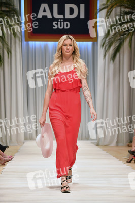 Fashion Show der Damen Beachwear Kollektion 2019 von ALDI Süd in München