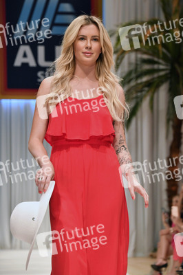 Fashion Show der Damen Beachwear Kollektion 2019 von ALDI Süd in München