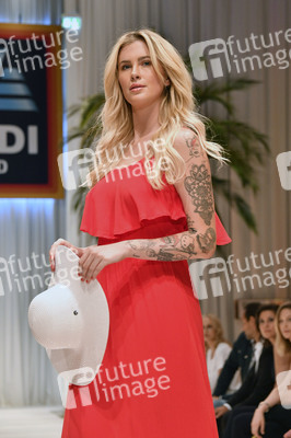 Fashion Show der Damen Beachwear Kollektion 2019 von ALDI Süd in München