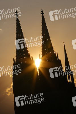 Kölner Dom bei Sonnenuntergang