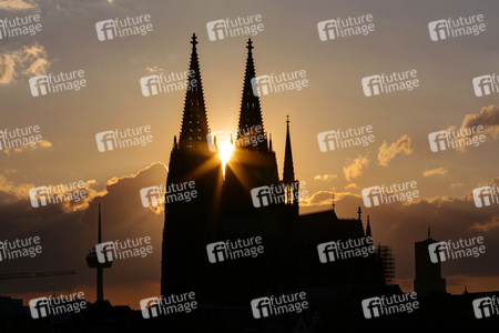 Kölner Dom bei Sonnenuntergang