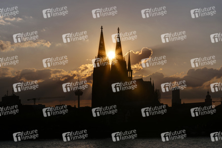 Kölner Dom bei Sonnenuntergang