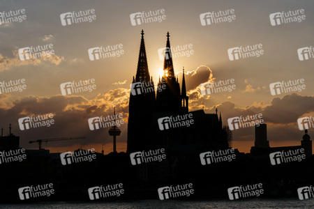 Kölner Dom bei Sonnenuntergang