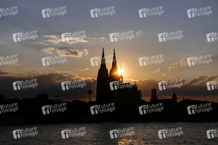 Kölner Dom bei Sonnenuntergang