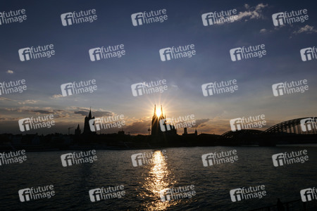 Kölner Dom bei Sonnenuntergang