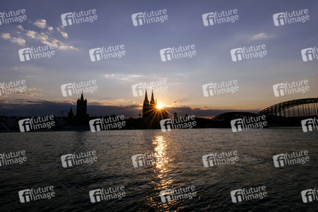 Kölner Dom bei Sonnenuntergang