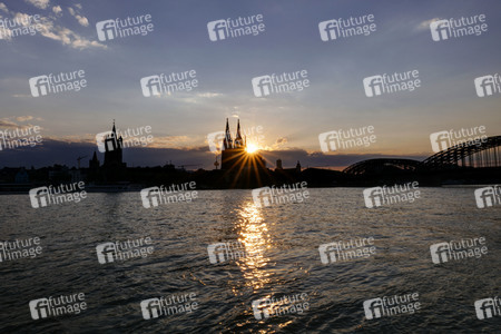 Kölner Dom bei Sonnenuntergang