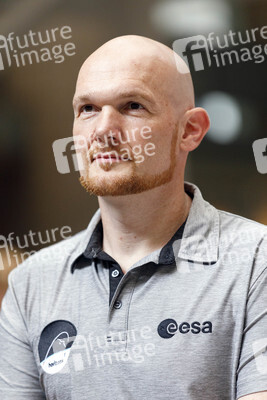 Eintrag von Alexander Gerst in das goldene Buch der Stadt Köln