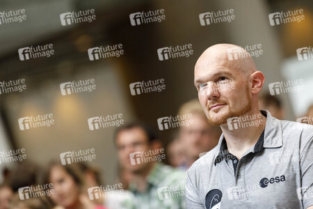 Eintrag von Alexander Gerst in das goldene Buch der Stadt Köln