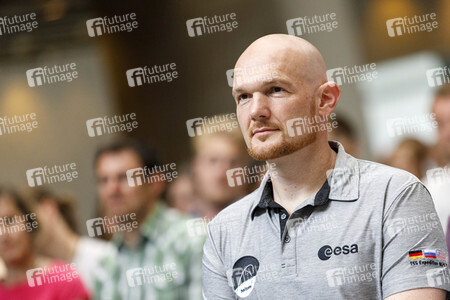 Eintrag von Alexander Gerst in das goldene Buch der Stadt Köln