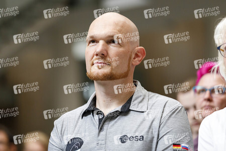 Eintrag von Alexander Gerst in das goldene Buch der Stadt Köln