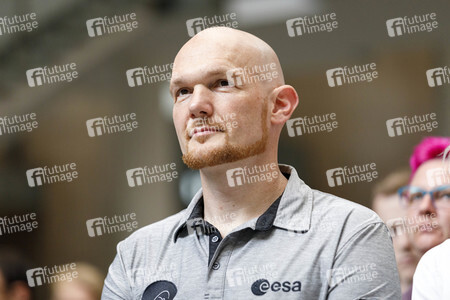 Eintrag von Alexander Gerst in das goldene Buch der Stadt Köln