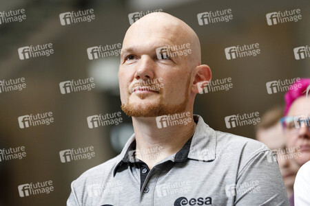 Eintrag von Alexander Gerst in das goldene Buch der Stadt Köln