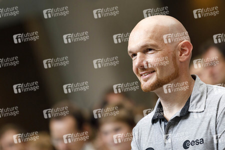 Eintrag von Alexander Gerst in das goldene Buch der Stadt Köln