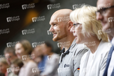 Eintrag von Alexander Gerst in das goldene Buch der Stadt Köln