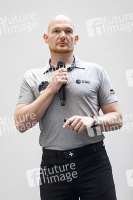 Eintrag von Alexander Gerst in das goldene Buch der Stadt Köln