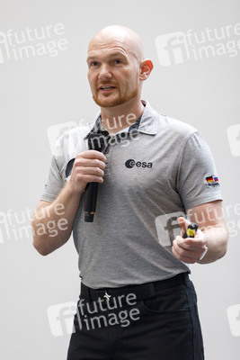 Eintrag von Alexander Gerst in das goldene Buch der Stadt Köln