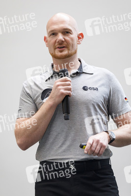 Eintrag von Alexander Gerst in das goldene Buch der Stadt Köln