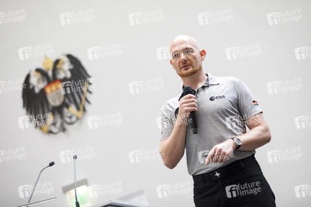 Eintrag von Alexander Gerst in das goldene Buch der Stadt Köln