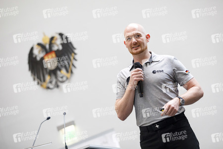 Eintrag von Alexander Gerst in das goldene Buch der Stadt Köln