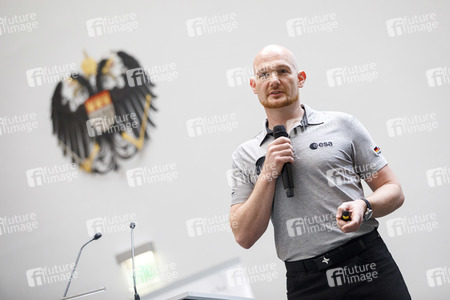 Eintrag von Alexander Gerst in das goldene Buch der Stadt Köln