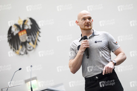 Eintrag von Alexander Gerst in das goldene Buch der Stadt Köln