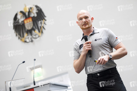 Eintrag von Alexander Gerst in das goldene Buch der Stadt Köln