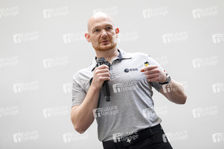 Eintrag von Alexander Gerst in das goldene Buch der Stadt Köln