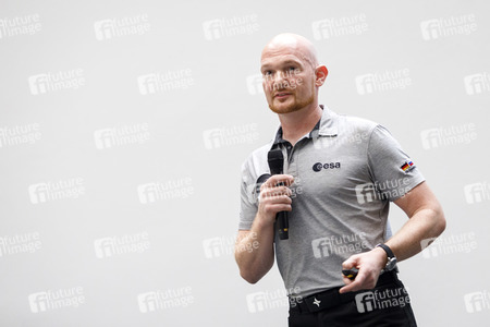 Eintrag von Alexander Gerst in das goldene Buch der Stadt Köln