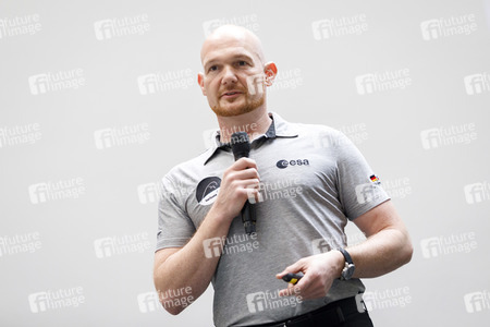 Eintrag von Alexander Gerst in das goldene Buch der Stadt Köln