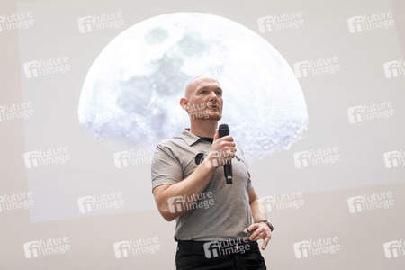 Eintrag von Alexander Gerst in das goldene Buch der Stadt Köln