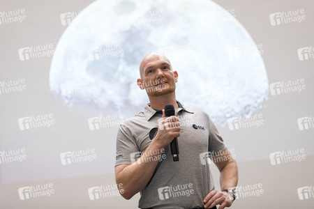 Eintrag von Alexander Gerst in das goldene Buch der Stadt Köln