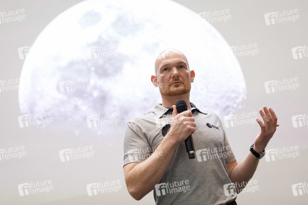 Eintrag von Alexander Gerst in das goldene Buch der Stadt Köln