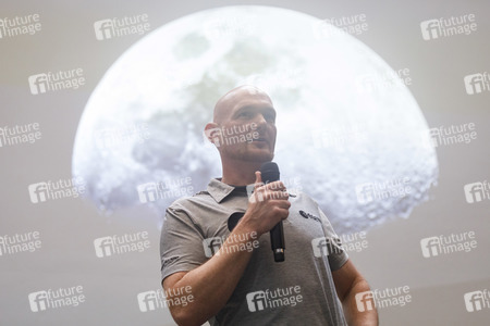 Eintrag von Alexander Gerst in das goldene Buch der Stadt Köln