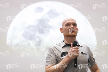 Eintrag von Alexander Gerst in das goldene Buch der Stadt Köln