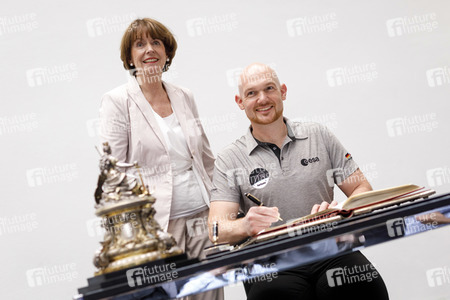 Eintrag von Alexander Gerst in das goldene Buch der Stadt Köln