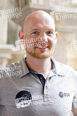 Eintrag von Alexander Gerst in das goldene Buch der Stadt Köln