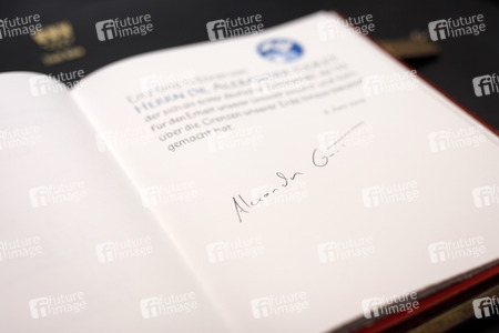 Eintrag von Alexander Gerst in das goldene Buch der Stadt Köln