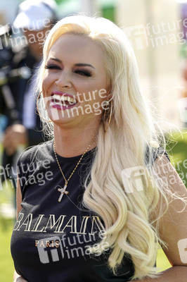 Daniela Katzenberger eröffnet eine schwimmende Hundewiese in Düsseldorf