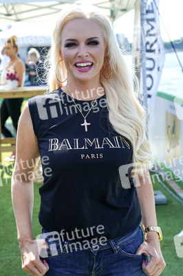 Daniela Katzenberger eröffnet eine schwimmende Hundewiese in Düsseldorf