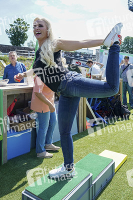 Daniela Katzenberger eröffnet eine schwimmende Hundewiese in Düsseldorf