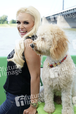 Daniela Katzenberger eröffnet eine schwimmende Hundewiese in Düsseldorf