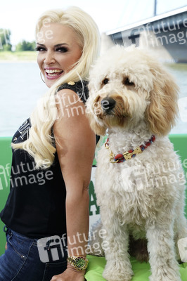 Daniela Katzenberger eröffnet eine schwimmende Hundewiese in Düsseldorf