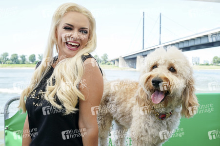 Daniela Katzenberger eröffnet eine schwimmende Hundewiese in Düsseldorf