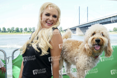 Daniela Katzenberger eröffnet eine schwimmende Hundewiese in Düsseldorf