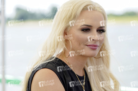 Daniela Katzenberger eröffnet eine schwimmende Hundewiese in Düsseldorf