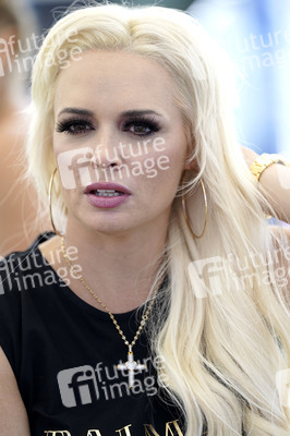 Daniela Katzenberger eröffnet eine schwimmende Hundewiese in Düsseldorf