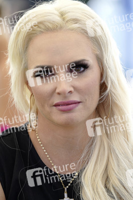 Daniela Katzenberger eröffnet eine schwimmende Hundewiese in Düsseldorf